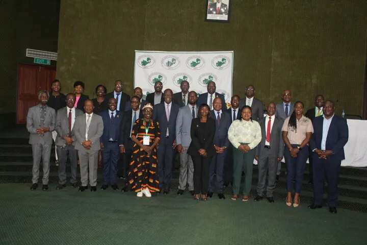 Minister poses for  photo with delegates